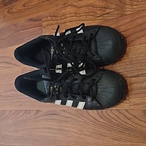 Black Adidas superstar
